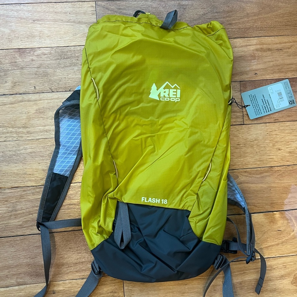 New with tags REI Co-op Flash 18 daypack in desert moss